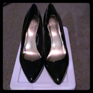 Thalia Sodi Black patent leather pumps